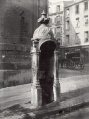 Charles Marville, Urinoir à 1 stalle fonte et maçonnerie, Faubourg Saint-Martin, ca. 1865.jpg