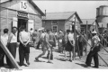 Bundesarchiv Bild 101I-250-0939-04A, Beaune-la-Rolande, Gefangene im Lager, Baracken.jpg